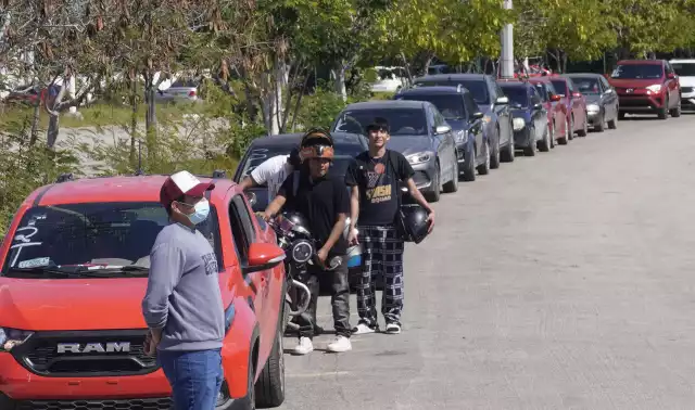 Campechanos esperan horas para reemplacamiento vehicular en el estadio Nelson Barrera