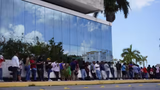 Filas y calor: ciudadanos saturan Palacio de Gobierno por cambio de placas en Campeche