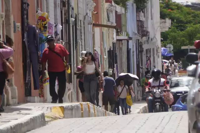 Claudia Sheinbaum anunció un aumento del 13% al salario mínimo a partir del 1 de enero de 2026.