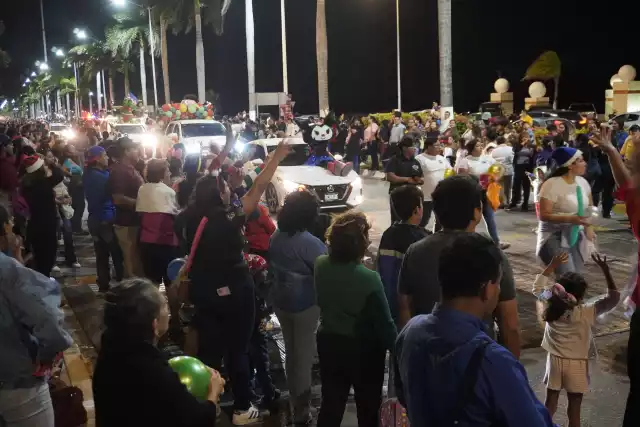 Las familias campechanas aplaudieron y vitorearon al ritmo de la música navideña