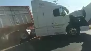 Tren termina chocando a tráiler en Celaya: VIDEO