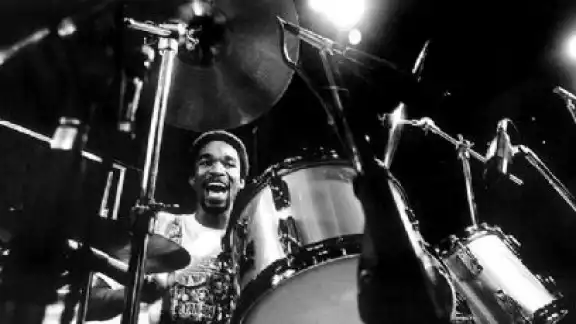 Fred White fue considerado como uno de los mejores bateristas del mundo hace ya varias décadas Fred White fue considerado como uno de los mejores bateristas del mundo hace ya varias décadas