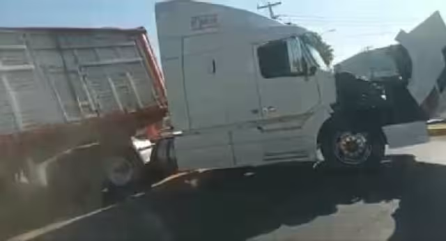 Tren termina chocando a tráiler en Celaya: VIDEO