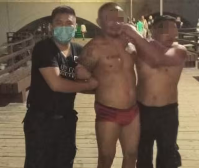 Se registró la llegada de varias patrullas al malecón para detener a los hombres