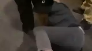 Mujer es arrastrada por no usar cubrebocas en un bar