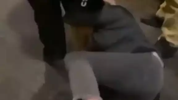 Mujer es arrastrada por no usar cubrebocas en un bar Mujer es arrastrada por no usar cubrebocas en un bar