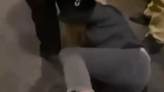 Mujer es arrastrada por no usar cubrebocas en un bar