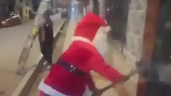 Santa Claus detuvo a estos delincuentes en Perú Santa Claus detuvo a estos delincuentes en Perú
