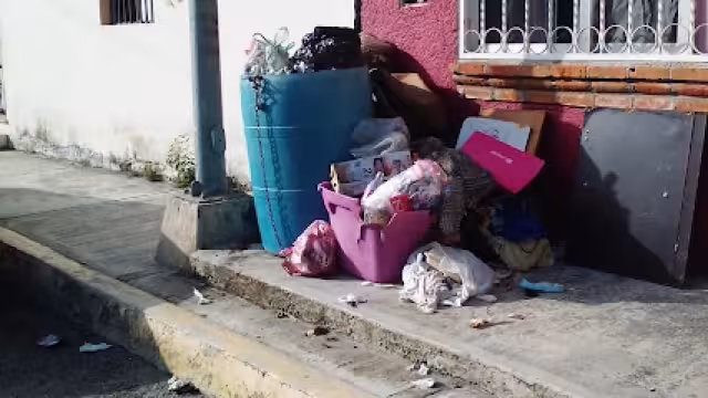 Algunas calles de la zona urbana de Playa del Carmen lucen con acumulación de basura, pues no han pasado los camiones recolectores