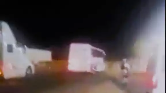 El conductor del autobús no acató la orden de la GN, y al escapar los elementos dispararon. Foto: Captura de Pantalla El conductor del autobús no acató la orden de la GN, y al escapar los elementos dispararon. Foto: Captura de Pantalla