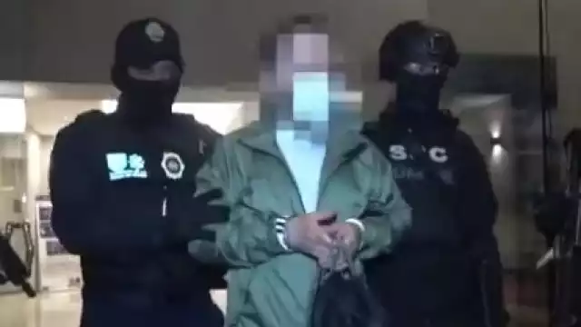 Uno de los detenidos durante el cateo