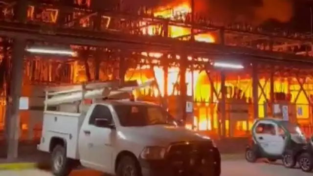 El incendio no cede ante los trabajos del cuerpo de Bomberos. Foto: Captura de pantalla