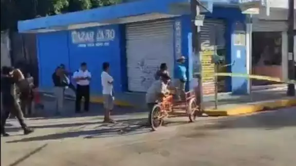 El sujeto ingresa con una gorra y un cubrebocas para después accionar el arma y salir corriendo El sujeto ingresa con una gorra y un cubrebocas para después accionar el arma y salir corriendo