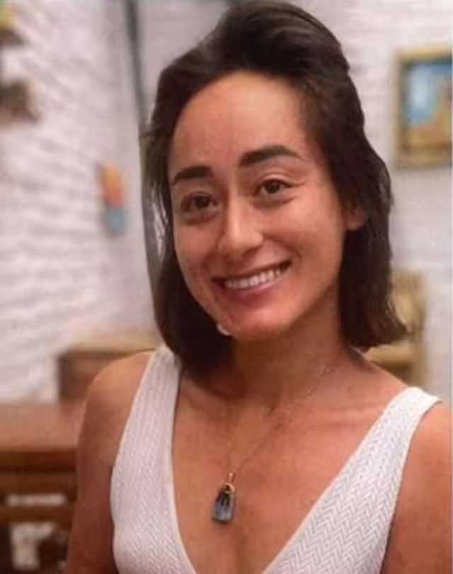 Al momento de su desaparición vestía blusa blanca y pantalón blanco sin figuras.