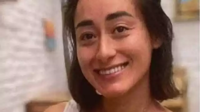 Al momento de su desaparición vestía blusa blanca y pantalón blanco sin figuras.