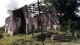 Después de que los mayas quemaron el inmueble se quedó en ruinas y sin techo, hasta el 2003