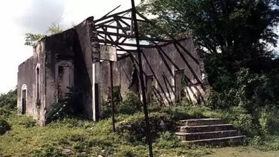 Después de que los mayas quemaron el inmueble se quedó en ruinas y sin techo, hasta el 2003