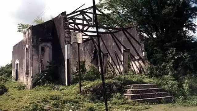 Después de que los mayas quemaron el inmueble se quedó en ruinas y sin techo, hasta el 2003