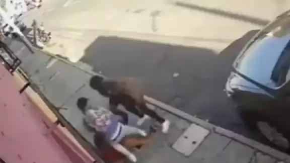 El ataque a la mujer fue grabado por la cámara de una casa, por lo que pronto se dio a conocer