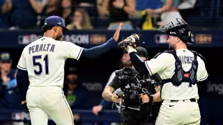 Dominicano Peralta luce en el montículo y Tampa Bay empata la serie ante Cleveland
