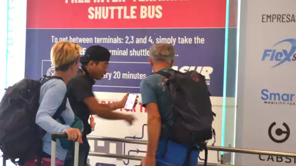 Los afectados trataban de alejarse del individuo, quien los seguía asegurándoles que les estaba ofreciendo transporte oficial.