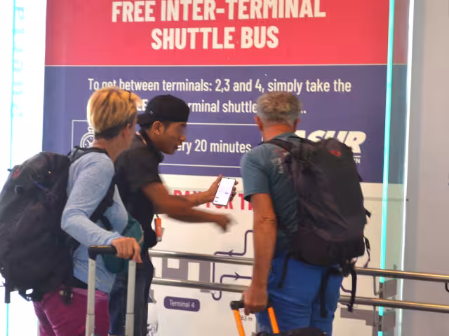 Los afectados trataban de alejarse del individuo, quien los seguía asegurándoles que les estaba ofreciendo transporte oficial.