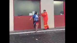 La mujer no dejaba de golpear al joven repartidor