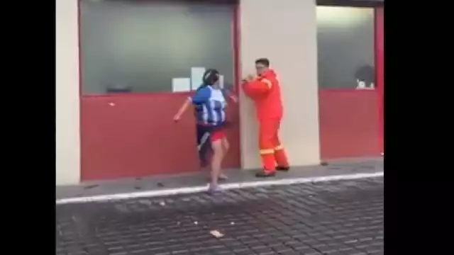 La mujer no dejaba de golpear al joven repartidor