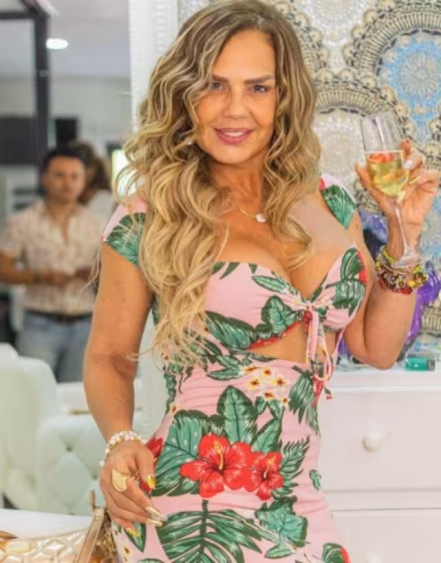 En las fotos se puede observar a Niurka posando junto a un árbol y mucha vegetación