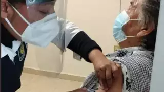 Sheinbaum se comprometió a vacunar a los adultos mayores que no alcanzaron lugar