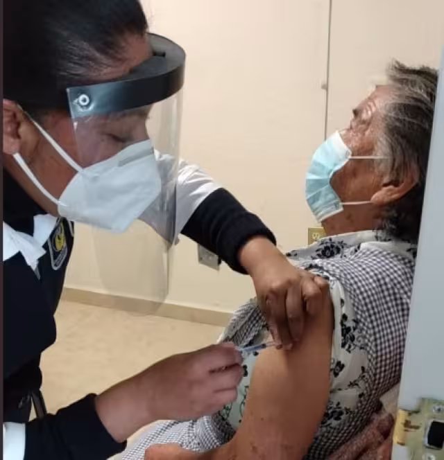 Sheinbaum se comprometió a vacunar a los adultos mayores que no alcanzaron lugar