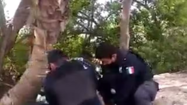 Elementos de la Policía Turística someten a hombre inocente en la Zona Hotelera de Cancún