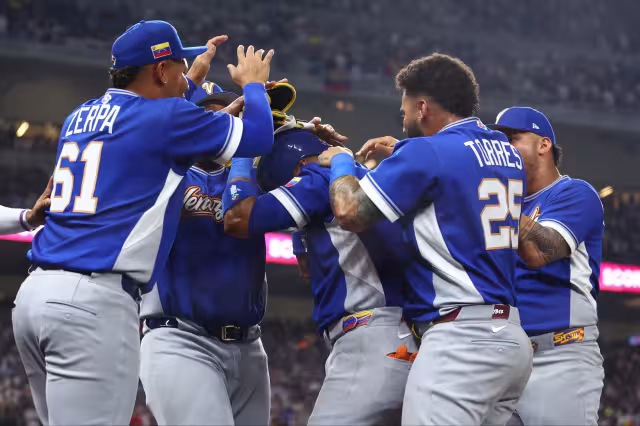 Los peloteros venezolanos celebraron en grande su pase a la final.