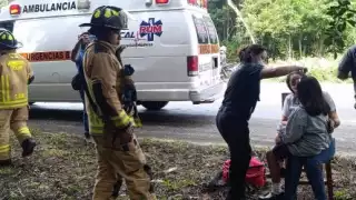 Volcadura en la carretera Tulum-Cobá deja una mujer y menor lesionadas