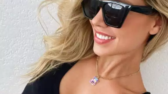Hija de Luis Miguel le hace la competencia bronceándose en las Bahamas