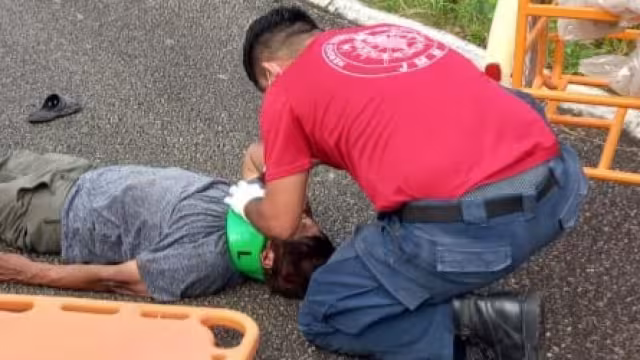 Fue embestida la unidad en la que iba y él cayó en el pavimento y empezó a convulsionar