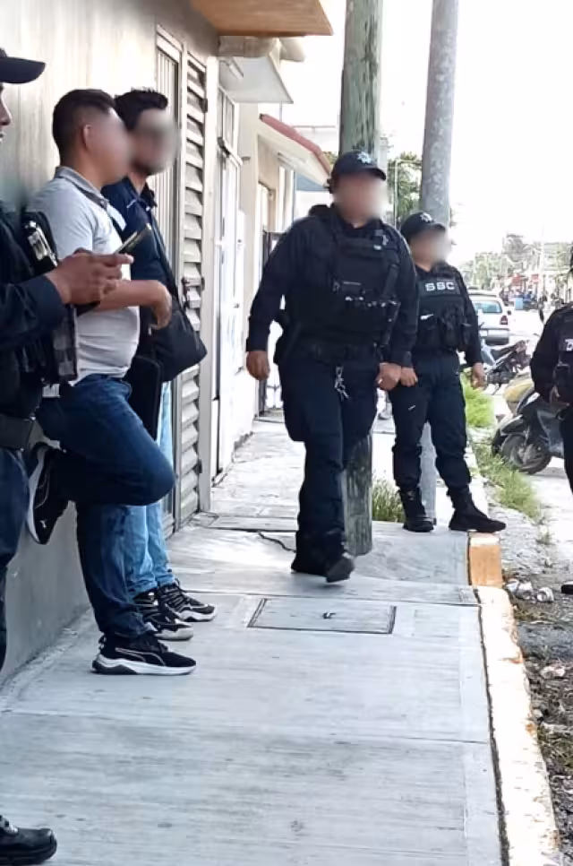 La Fiscalía General de la República confirmó que los señalados por el ilícito pertenecen a la dependencia.