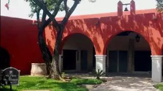 Dentro de él podrás encontrar elementos arquitectónicos de cuatro regiones mayas