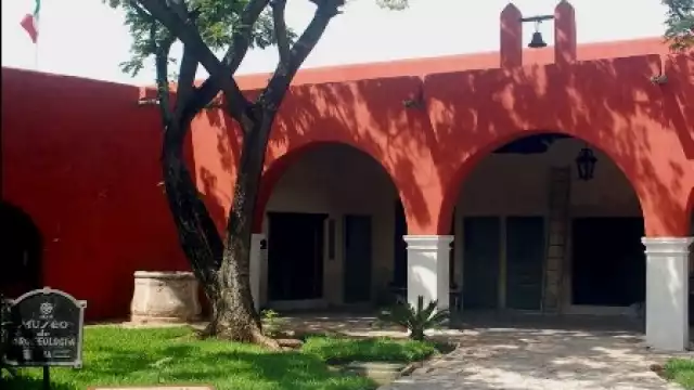 Dentro de él podrás encontrar elementos arquitectónicos de cuatro regiones mayas