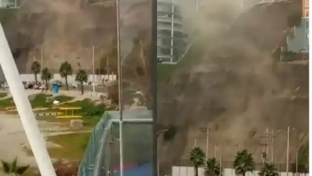 Un monticulo de tierra de la Costa Verde se cayó tras el temblor pero no pasó a mayores. Foto: Captura de pantalla