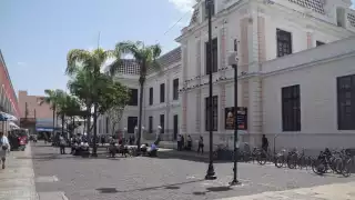 Turistas confunden los botones de seguridad del Centro de Mérida con dispositivos peatonales