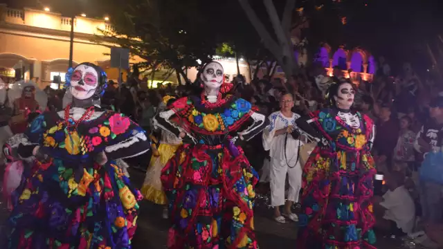 El Desfile de Catrinas rindió homenaje a nuestras raíces en un ambiente de fiesta y tradición