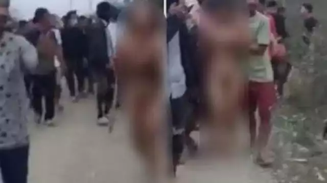 Multitud obliga a dos mujeres a caminar desnudas