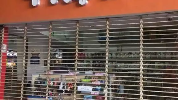 Un negocio de venta de accesorios para mascotas también fue clausurado.