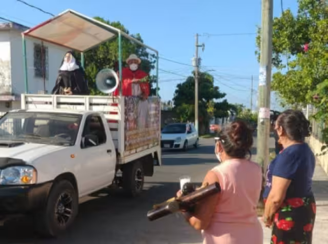 Feligreses de Chetumal salen a las calles para recibir la bendición en Viernes Santo