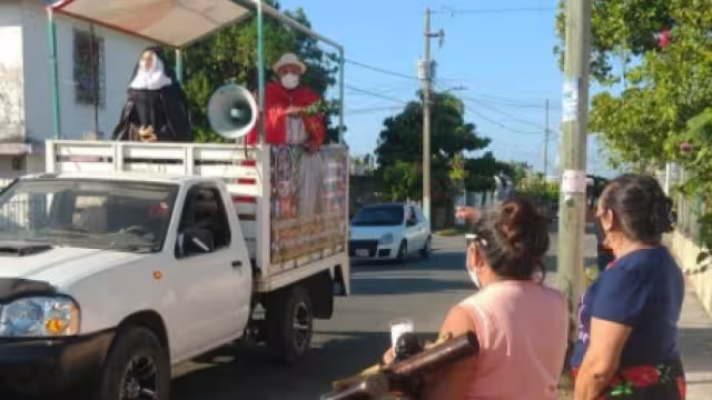 Feligreses de Chetumal salen a las calles para recibir la bendición en Viernes Santo