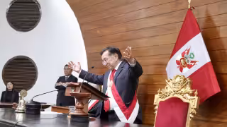 Izquierdista José María Balcázar asume presidencia interina de Perú