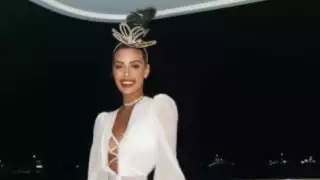 Michelle Salas optó por un chongo alto, el cual permitió que sus accesorios, como los aretes largos de Bvlgari sobresalieran