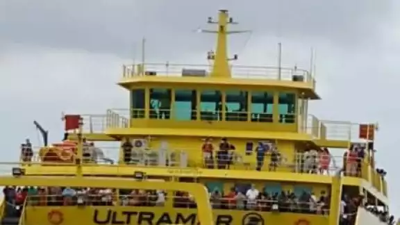 Además de la mala logística demostrada, en la embarcación se observan personas sin cubrebocas y sin cuidar la sana distancia Además de la mala logística demostrada, en la embarcación se observan personas sin cubrebocas y sin cuidar la sana distancia