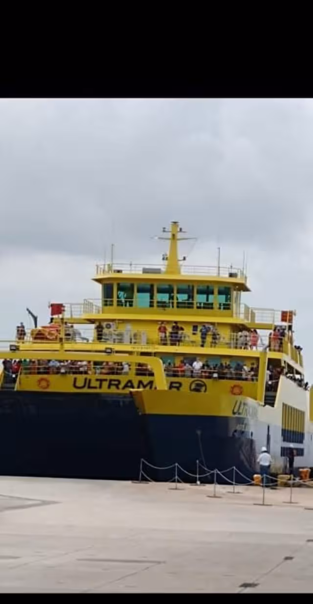 Además de la mala logística demostrada, en la embarcación se observan personas sin cubrebocas y sin cuidar la sana distancia